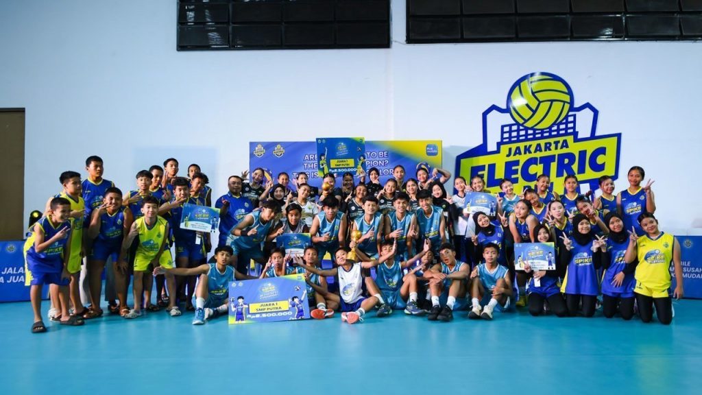 Tim juara SMP KP Ciparay dan SMPN 1 Kutawaringin berfoto usai menjuarai PLN Mobile Jalan Juara JEVA Spike Nation 2026 di GOR PLN Mobile Arena Bandung.