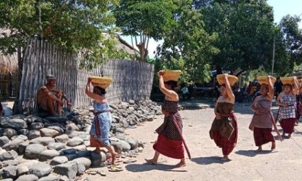 Gotong Royong Warnai Mulud Adat Bayan, Warga Bawa Hasil Bumi hingga Ternak