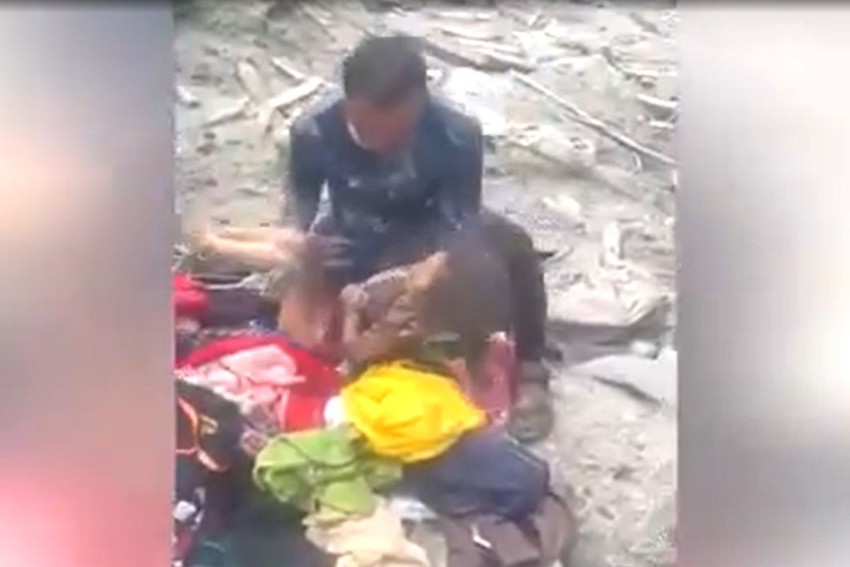 Bocah selamat dari reruntuhan banjir Nepal