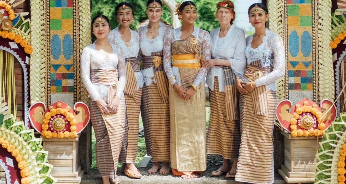 Luna Maya Tampil Elegan dalam Balutan Busana Adat Bali di Momen Keluarga