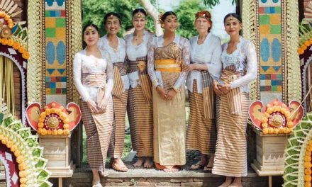 Luna Maya Tampil Elegan dalam Balutan Busana Adat Bali di Momen Keluarga