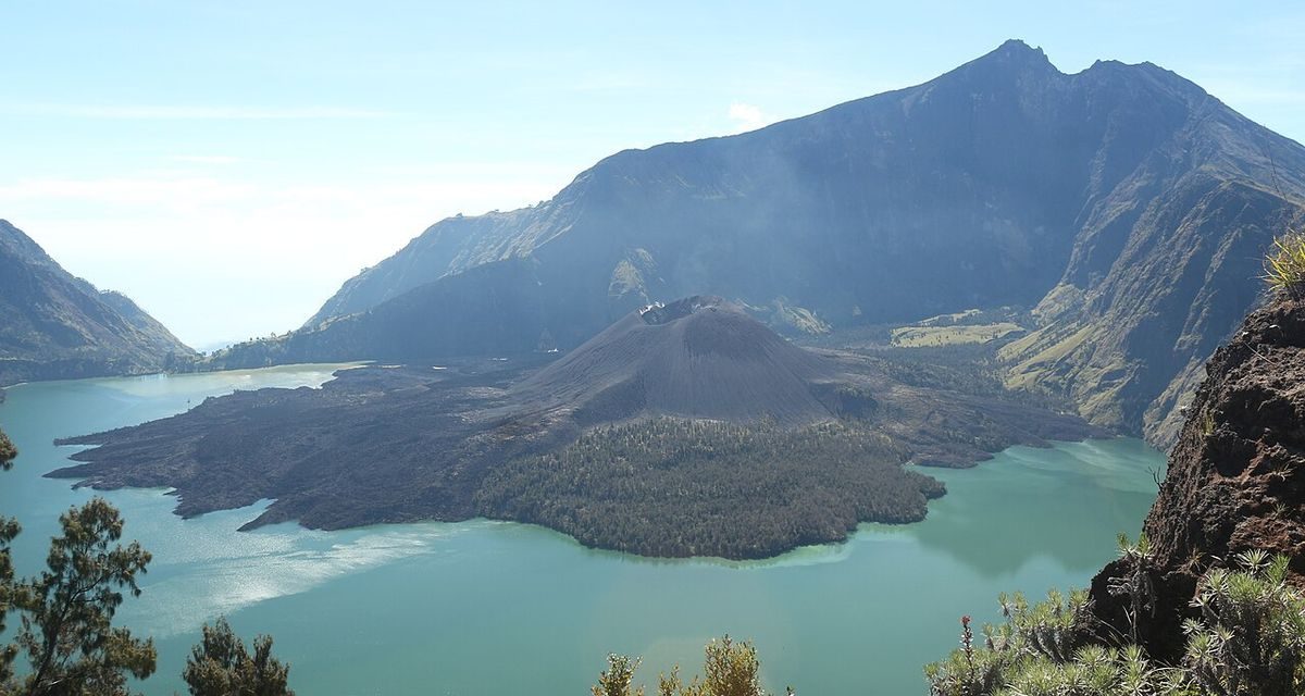 Musim Kemarau, Operator Pendakian Rinjani Tambah APAR untuk Guide dan Porter