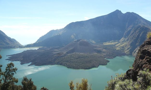 Musim Kemarau, Operator Pendakian Rinjani Tambah APAR untuk Guide dan Porter